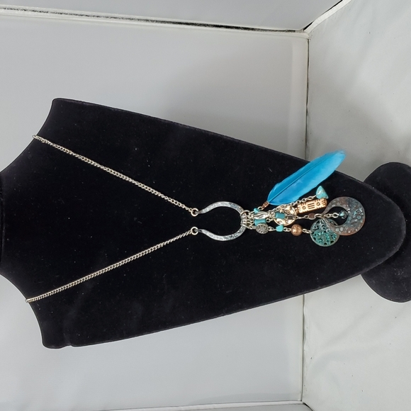 Ruff hewn horseshoe and charm necklace silver chain - Picture 2 of 6